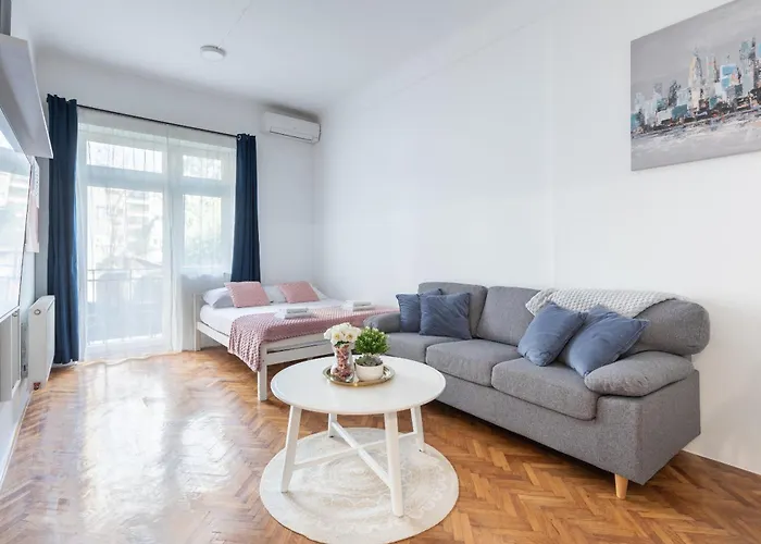 City Center Pearl 3 - Prime Location!