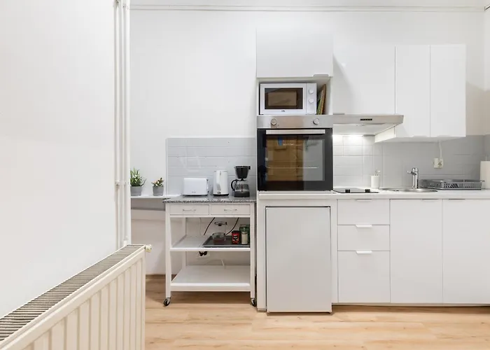 City Center Pearl 3 - Prime Location!