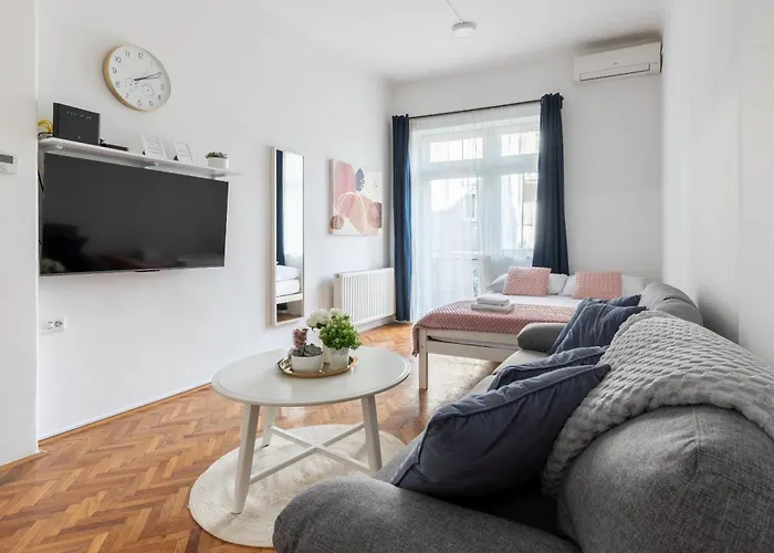 City Center Pearl 3 - Prime Location!